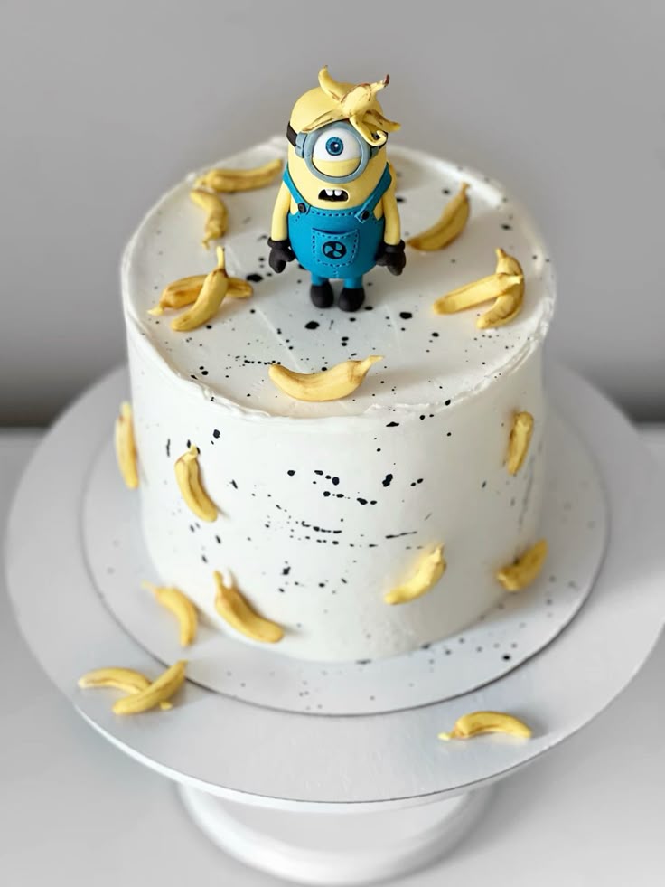 Minion theme cake