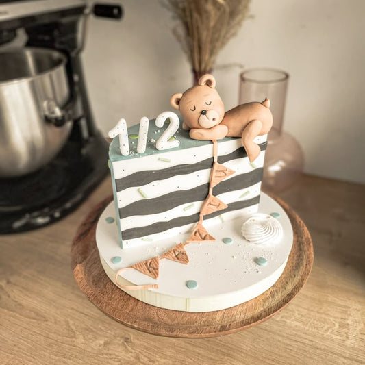 6 Months Birthday Cake (76)